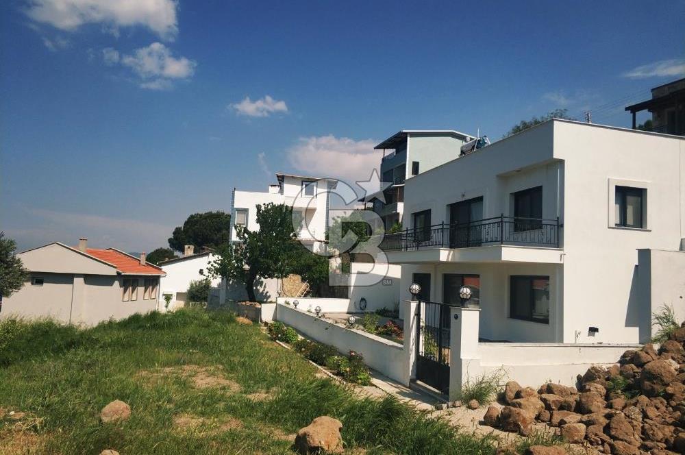 Foça-Donatkent'te Satılık Villa İmarlı Arsa