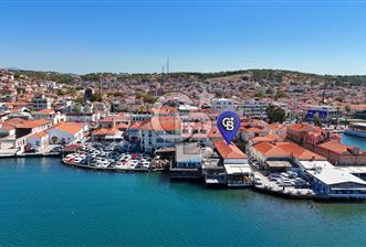 Ayvalık'ta,Eşsiz bir konumda, Denize sıfır,Satılık Emsalsiz Mülk