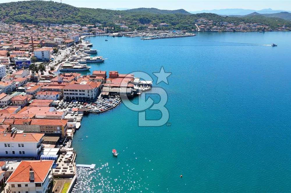 Ayvalık'ta,Eşsiz bir konumda, Denize sıfır,Satılık Emsalsiz Mülk