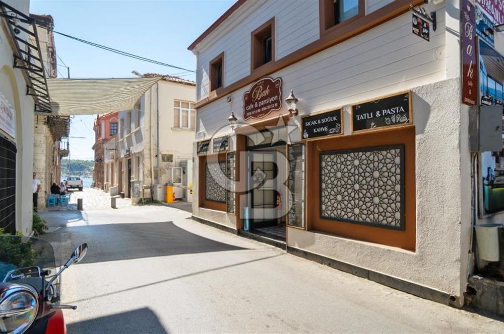 Ayvalık'ta,Eşsiz bir konumda, Denize sıfır,Satılık Emsalsiz Mülk