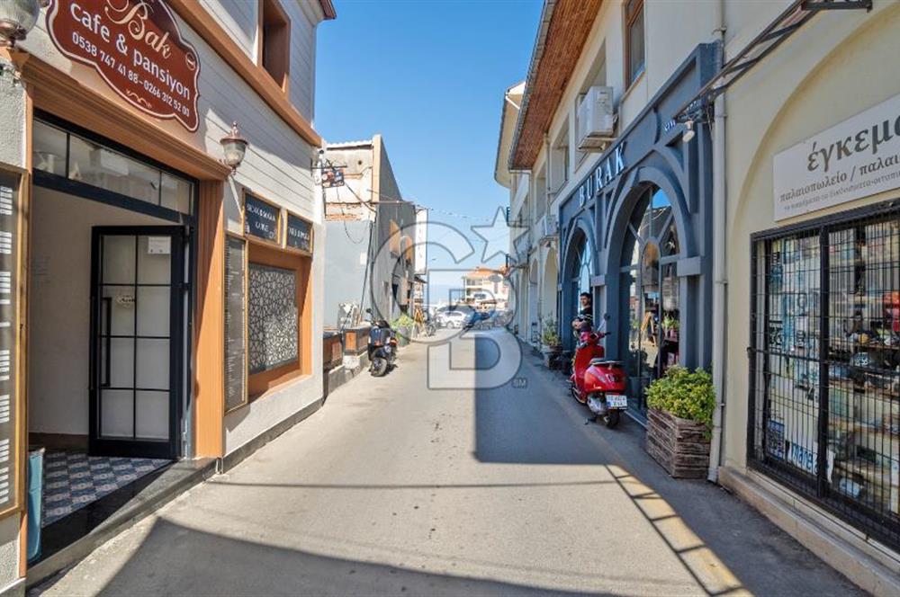 Ayvalık'ta,Eşsiz bir konumda, Denize sıfır,Satılık Emsalsiz Mülk