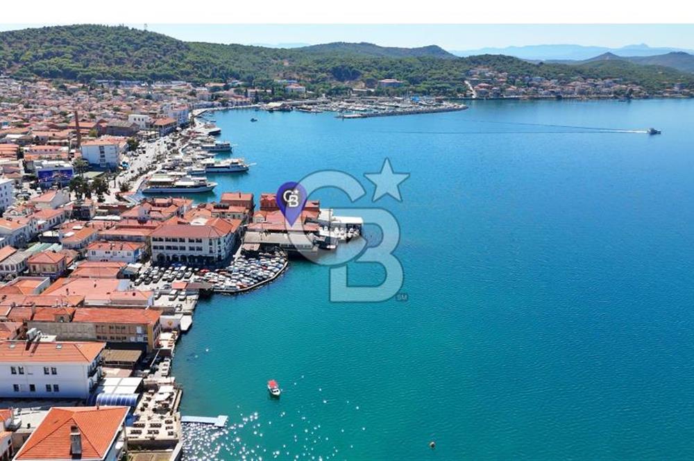 Ayvalık'ta,Eşsiz bir konumda, Denize sıfır,Satılık Emsalsiz Mülk