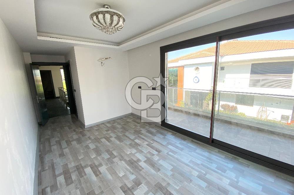 İZMİR TİRE’DE HAVUZLU SİTE İÇİNDE 4+1 SATILIK VİLLA
