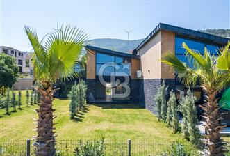 Butik Sitede Geniş Bahçeli Deniz Manzaralı Dubleks Villa