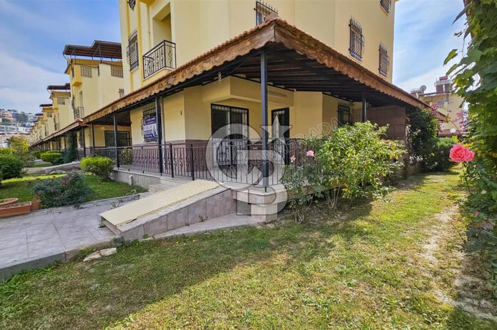 Kuşadası Karaova havuzlu sitede eşyasız kiralık triplex villa