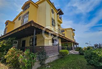 Kuşadası Karaova havuzlu sitede eşyasız kiralık triplex villa