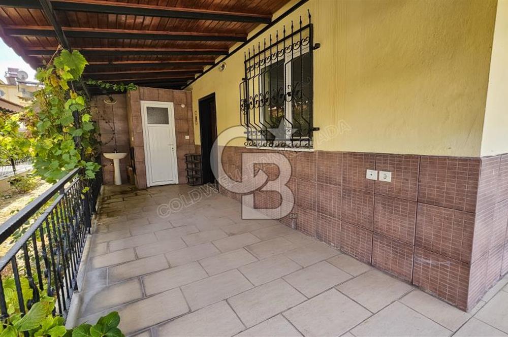 Kuşadası Karaova havuzlu sitede eşyasız kiralık triplex villa