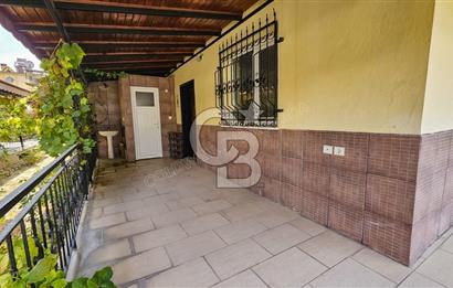 Kuşadası Karaova havuzlu sitede eşyasız kiralık triplex villa