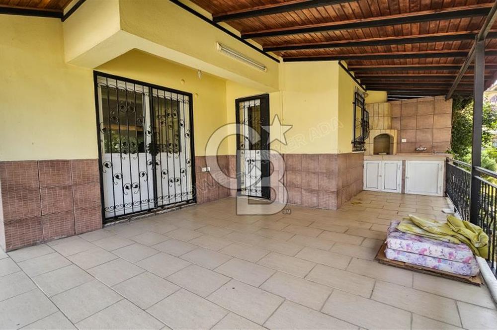 Kuşadası Karaova havuzlu sitede eşyasız kiralık triplex villa
