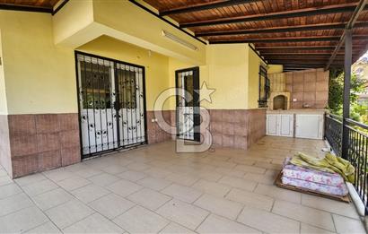 Kuşadası Karaova havuzlu sitede eşyasız kiralık triplex villa