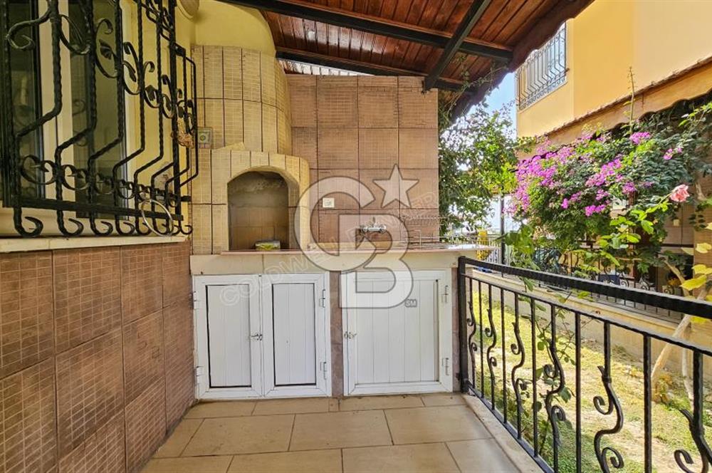 Kuşadası Karaova havuzlu sitede eşyasız kiralık triplex villa