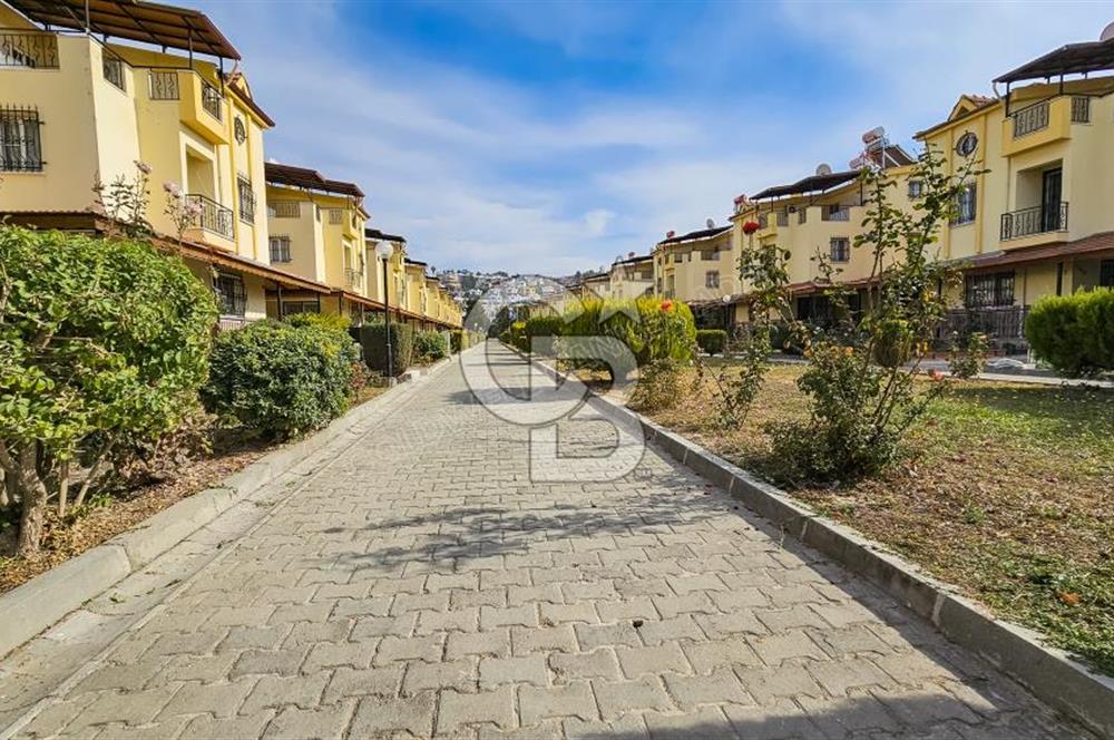 Kuşadası Karaova havuzlu sitede eşyasız kiralık triplex villa