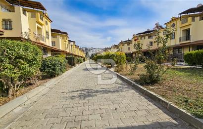 Kuşadası Karaova havuzlu sitede eşyasız kiralık triplex villa