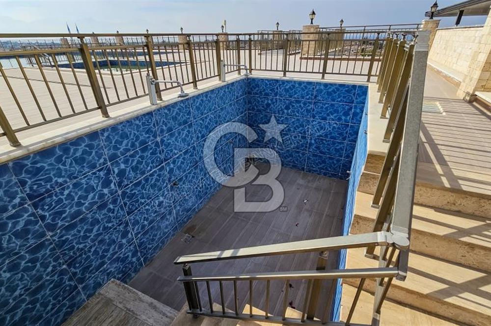 Kuşadası Karaova havuzlu sitede eşyasız kiralık triplex villa