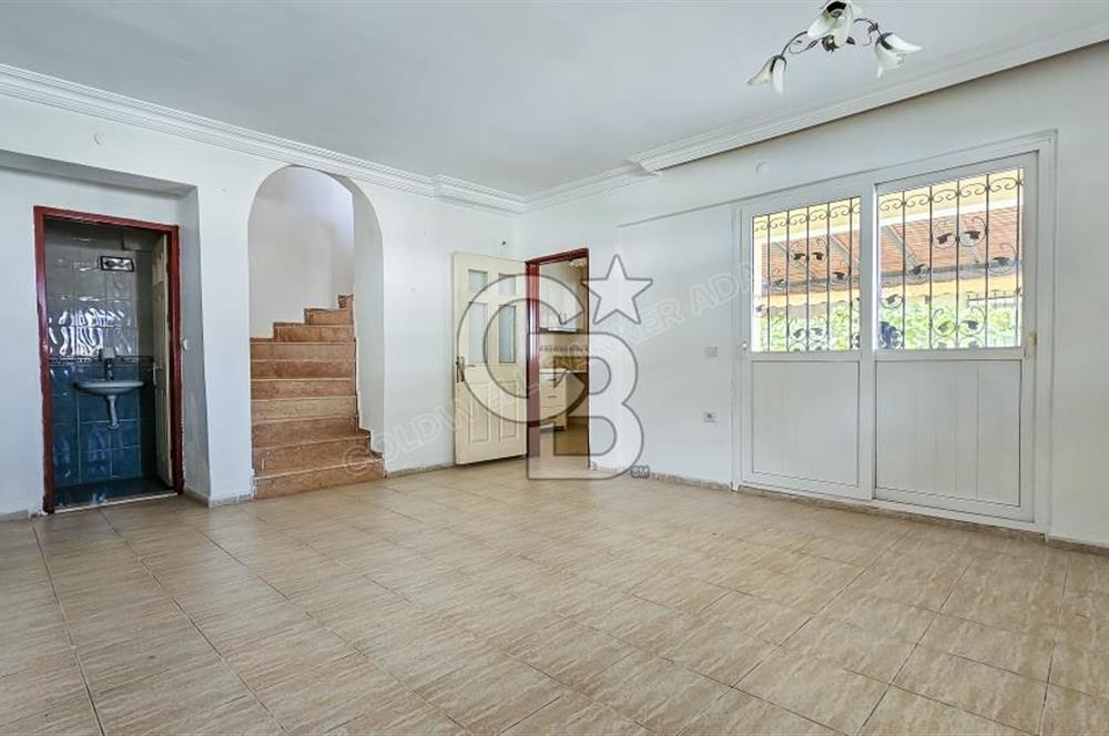 Kuşadası Karaova havuzlu sitede eşyasız kiralık triplex villa