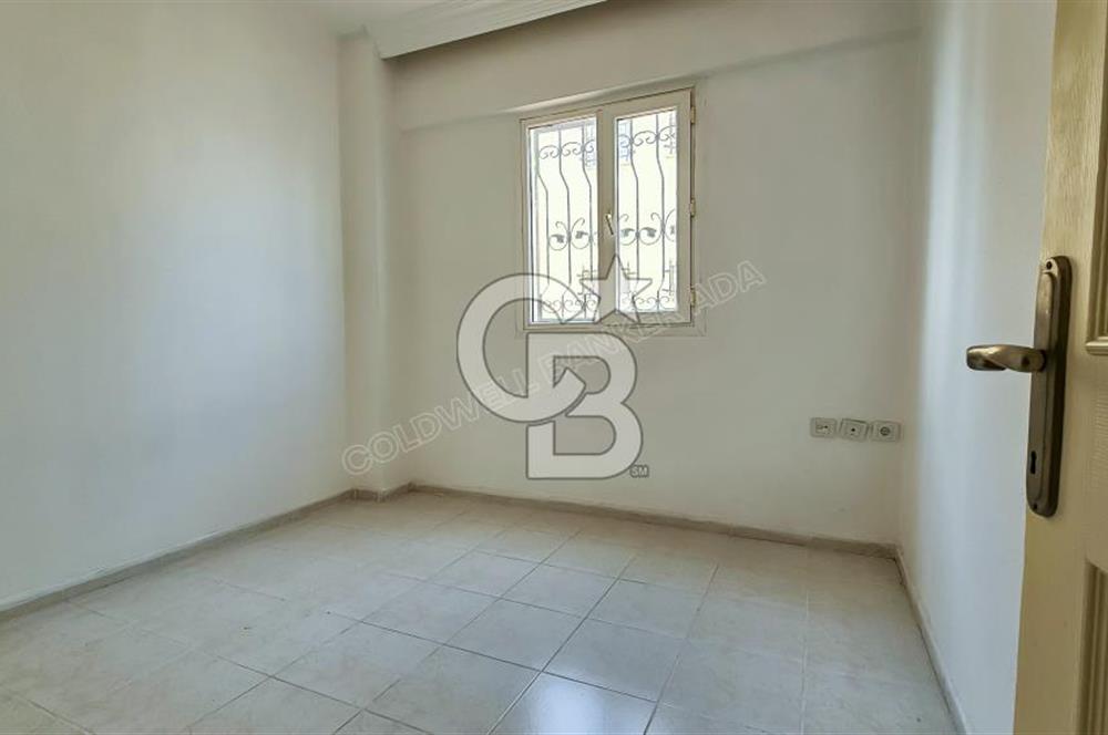 Kuşadası Karaova havuzlu sitede eşyasız kiralık triplex villa
