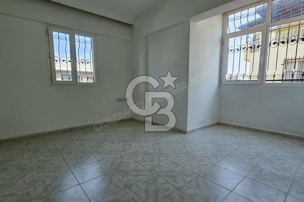 Kuşadası Karaova havuzlu sitede eşyasız kiralık triplex villa