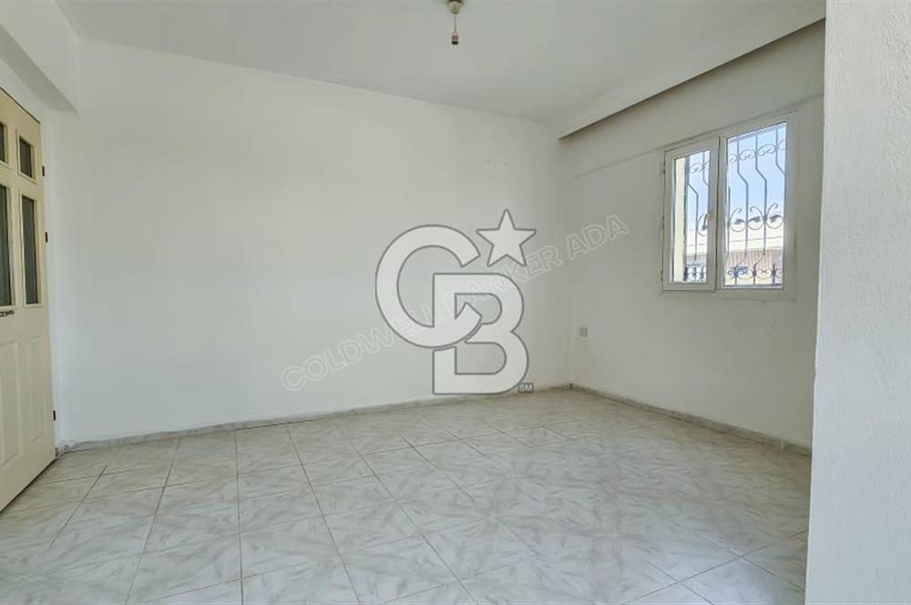 Kuşadası Karaova havuzlu sitede eşyasız kiralık triplex villa