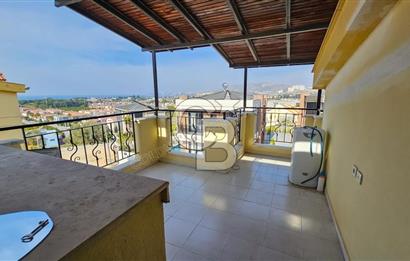 Kuşadası Karaova havuzlu sitede eşyasız kiralık triplex villa