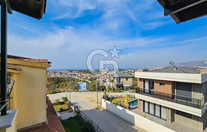 Kuşadası Karaova havuzlu sitede eşyasız kiralık triplex villa
