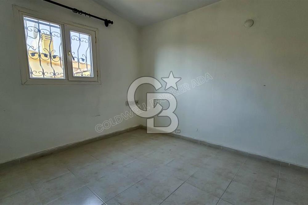 Kuşadası Karaova havuzlu sitede eşyasız kiralık triplex villa