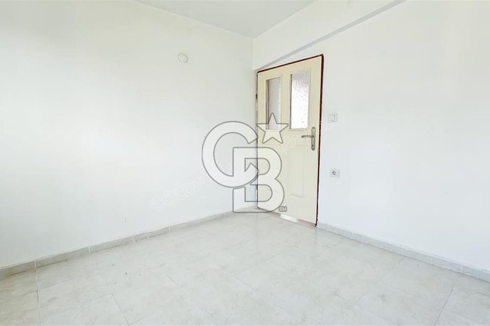 Kuşadası Karaova havuzlu sitede eşyasız kiralık triplex villa