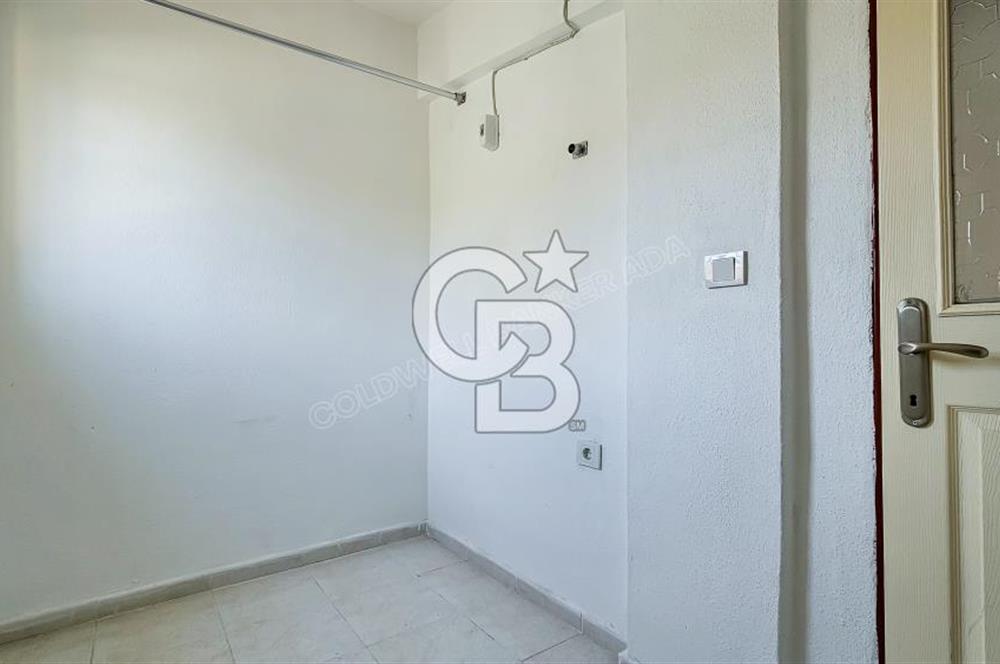 Kuşadası Karaova havuzlu sitede eşyasız kiralık triplex villa