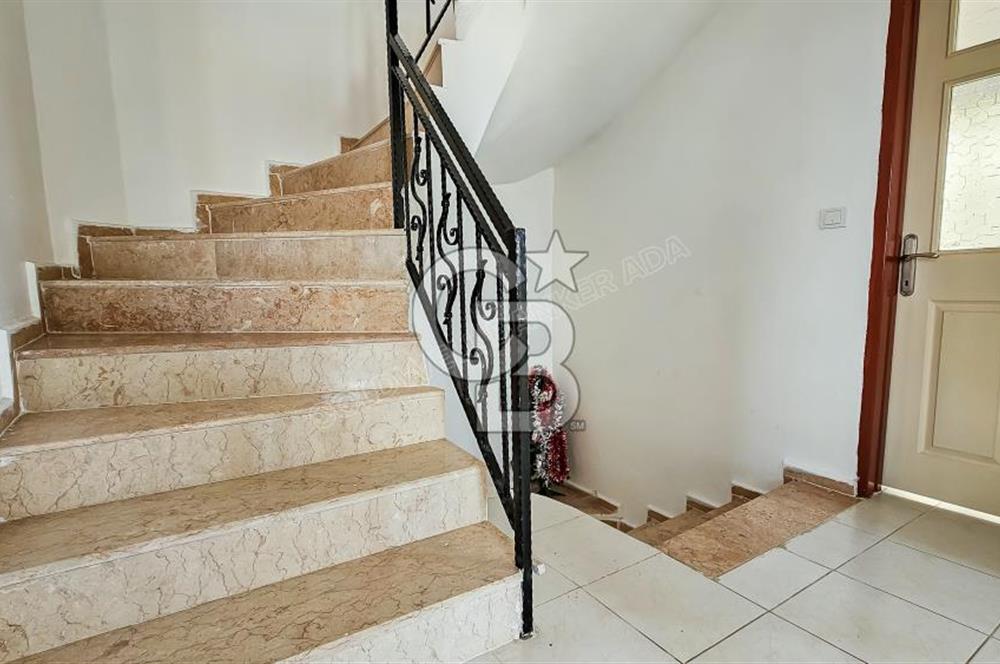 Kuşadası Karaova havuzlu sitede eşyasız kiralık triplex villa
