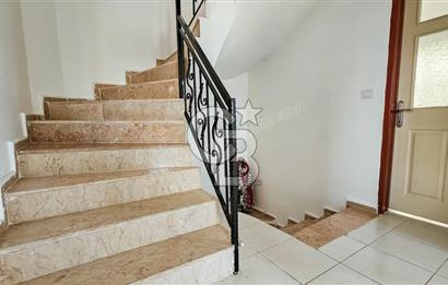 Kuşadası Karaova havuzlu sitede eşyasız kiralık triplex villa
