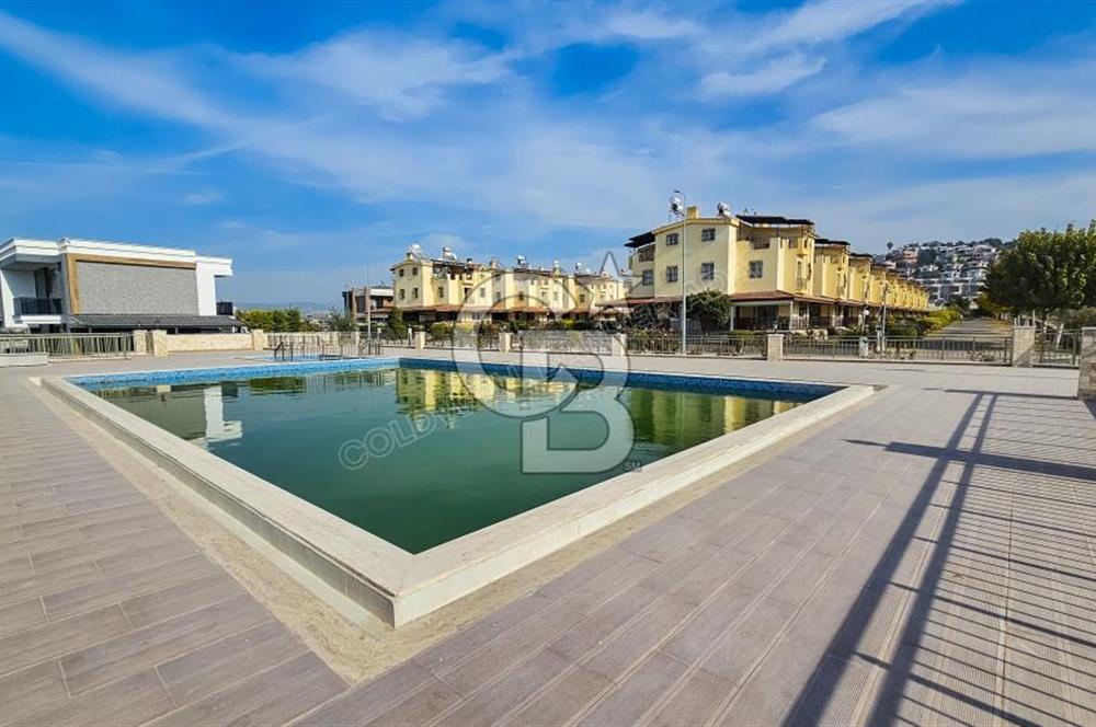 Kuşadası Karaova havuzlu sitede eşyasız kiralık triplex villa