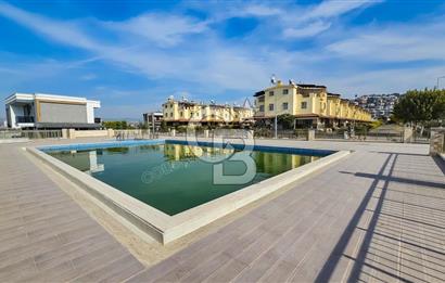 Kuşadası Karaova havuzlu sitede eşyasız kiralık triplex villa