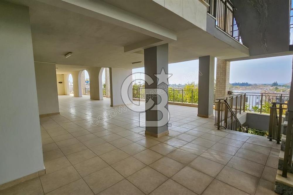Kuşadası Karaova havuzlu sitede eşyasız kiralık triplex villa