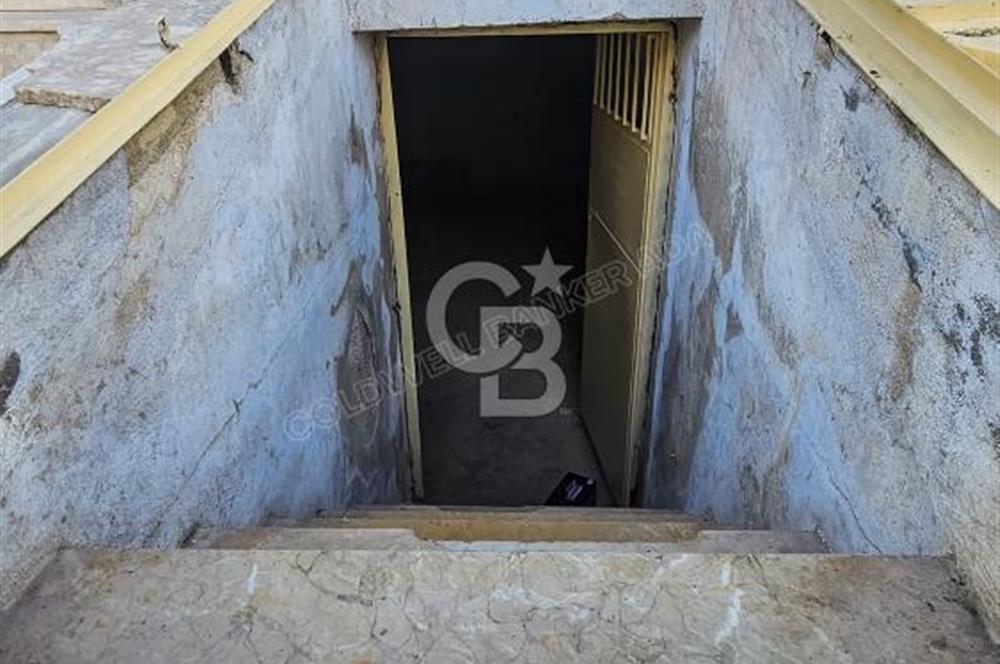 Kuşadası Karaova havuzlu sitede eşyasız kiralık triplex villa