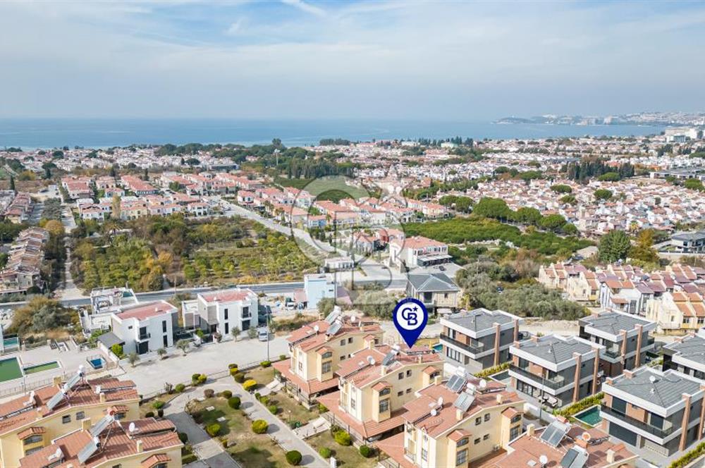 Kuşadası Karaova havuzlu sitede eşyasız kiralık triplex villa