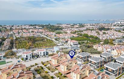 Kuşadası Karaova havuzlu sitede eşyasız kiralık triplex villa