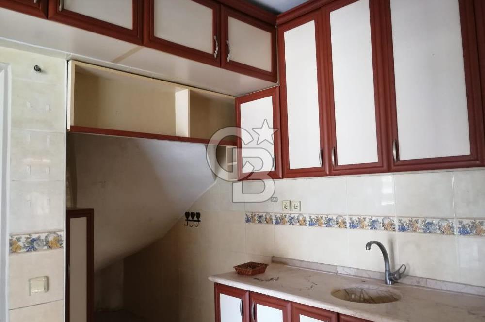 Kuşadası Karaova havuzlu sitede eşyasız kiralık triplex villa