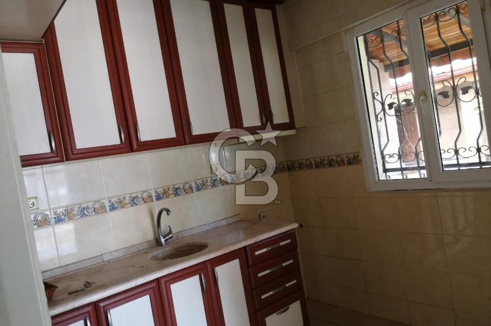 Kuşadası Karaova havuzlu sitede eşyasız kiralık triplex villa