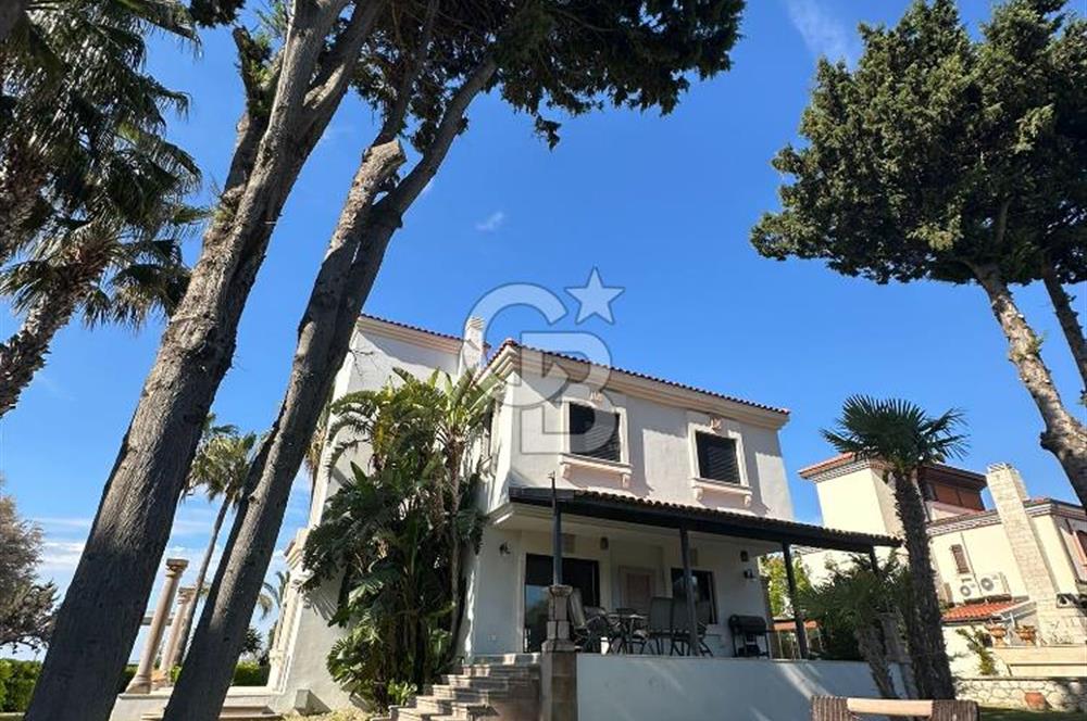 Çeşme Altın Evlerde Boyalık Plajında Denize Sıfır Kiralık 5+2 Ev