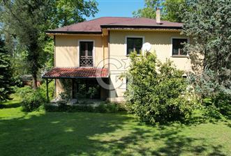 SAPANCA İPEKYOLU CADDESİ ÜZERİNDE 1.241M2 BAHÇELİ SATILIK VİLLA