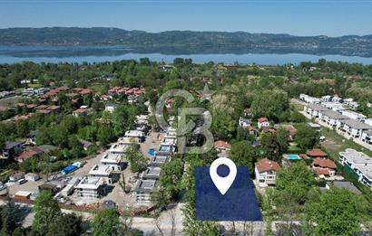 SAPANCA İPEKYOLU CADDESİ ÜZERİNDE 1.241M2 BAHÇELİ SATILIK VİLLA