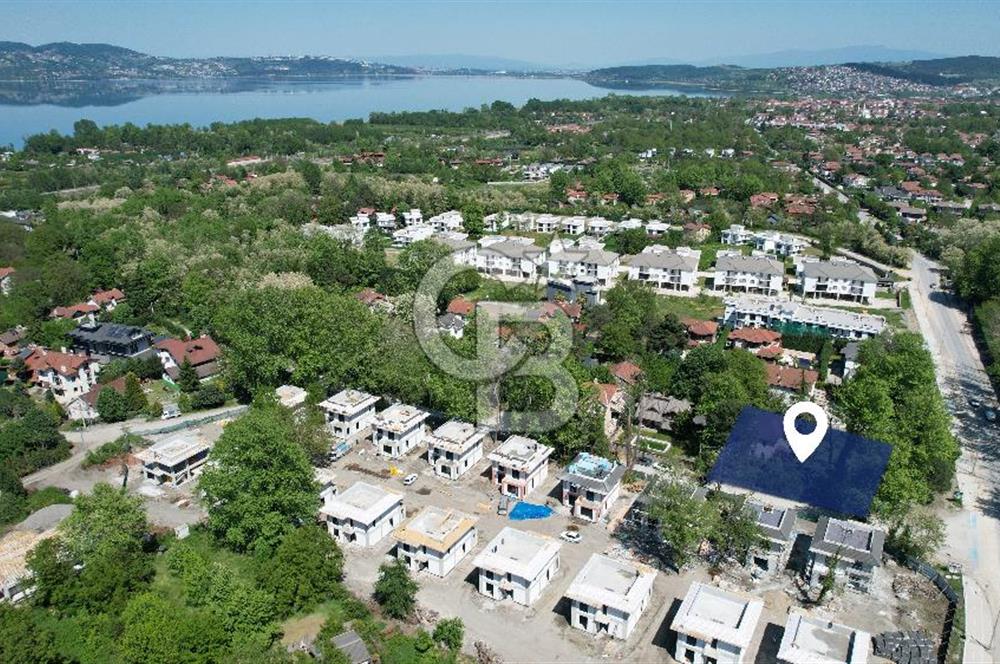 SAPANCA İPEKYOLU CADDESİ ÜZERİNDE 1.241M2 BAHÇELİ SATILIK VİLLA