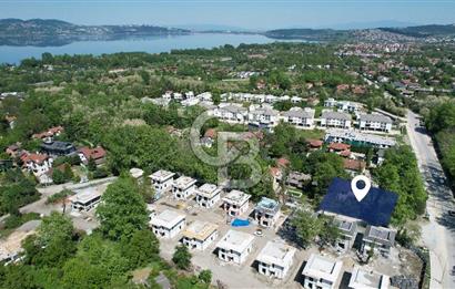 SAPANCA İPEKYOLU CADDESİ ÜZERİNDE 1.241M2 BAHÇELİ SATILIK VİLLA