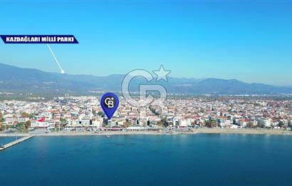 AKÇAY KORDON'DA PANORAMİK DENİZ MANZARALI  ÖZEL TASARIM GENİŞ 1+1 DAİRE