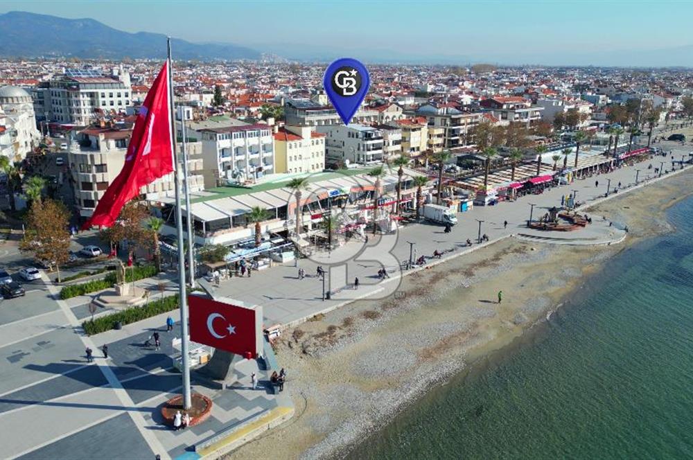 AKÇAY KORDON'DA PANORAMİK DENİZ MANZARALI  ÖZEL TASARIM GENİŞ 1+1 DAİRE