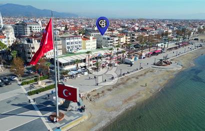 AKÇAY KORDON'DA PANORAMİK DENİZ MANZARALI  ÖZEL TASARIM GENİŞ 1+1 DAİRE