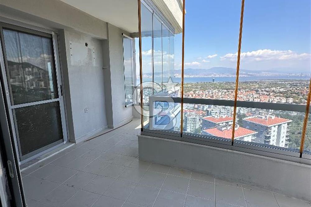 İzmir Narlıderede Site İçerisinde  Deniz - Körfez Manzaralı Satılık 3+1 Daire 