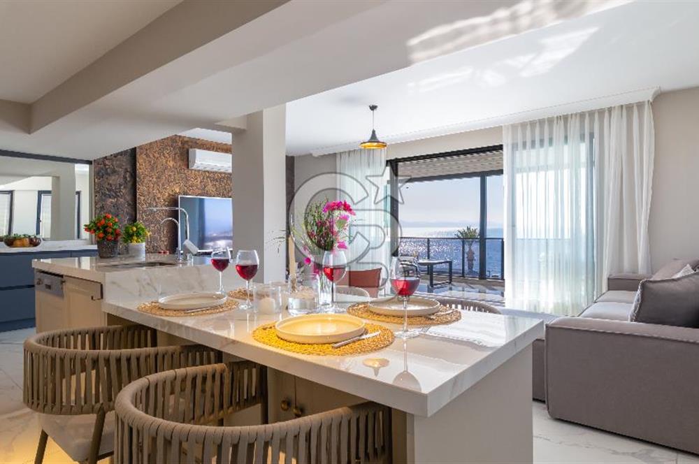AKÇAY KORDON'DA PANORAMİK DENİZ MANZARALI  ÖZEL TASARIM GENİŞ 1+1 DAİRE
