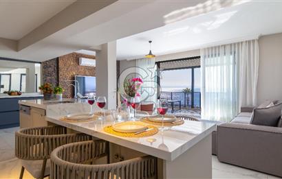AKÇAY KORDON'DA PANORAMİK DENİZ MANZARALI  ÖZEL TASARIM GENİŞ 1+1 DAİRE