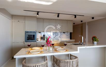 AKÇAY KORDON'DA PANORAMİK DENİZ MANZARALI  ÖZEL TASARIM GENİŞ 1+1 DAİRE