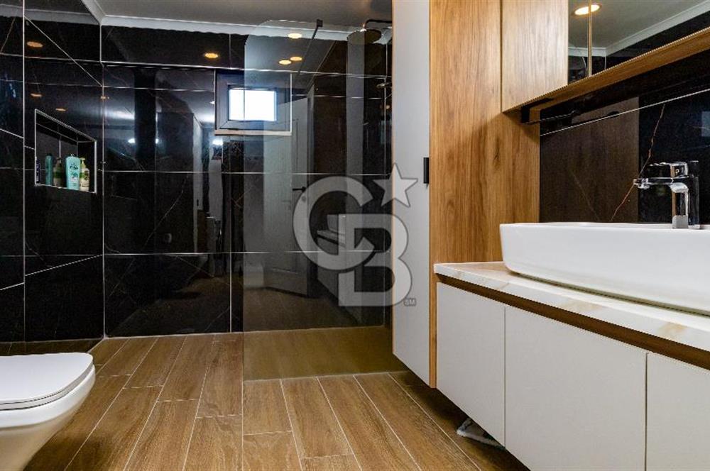 AKÇAY KORDON'DA PANORAMİK DENİZ MANZARALI  ÖZEL TASARIM GENİŞ 1+1 DAİRE
